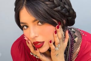 Ángela Aguilar vivió un emotivo momento durante su concierto en Phoenix, donde se arrodilló en el escenario al recibir una fuerte ovación del público