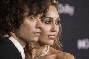 Miley Cyrus desató rumores de compromiso al asistir al estreno de Avatar: Fuego y Ceniza luciendo un anillo en el dedo anular que captó todas las miradas.