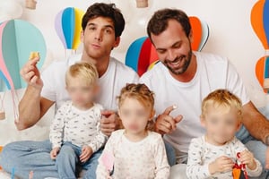 Mauricio Garza compartió emotivas fotos familiares para celebrar el segundo cumpleaños de sus trillizos, junto a su pareja Fred Cohen, generando ternura entre