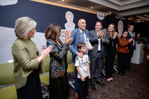 El Alcalde  Javier Díaz reconoce trayectoria del saltillense. El alcalde Javier Díaz González, acompañado de su esposa Luly López Naranjo, entregó la Presea