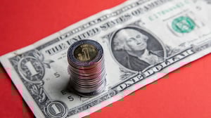 El peso mexicano se aprecia frente al dólar, alcanzando su cotización intradía más alta desde septiembre, impulsado por la debilidad del billete verde y cifras