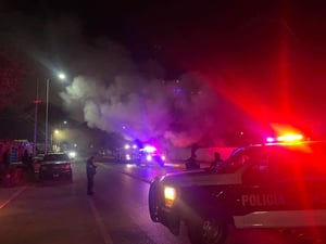 Las llamaradas e intenso humo alertaron a los vecinos.  Durante la noche de ayer, fuertes llamaradas e intenso humo que se elevaron desde el panteón municipal