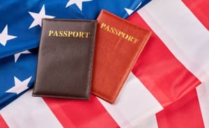 El senador republicano Bernie Moreno presentó una iniciativa que prohibiría la doble ciudadanía en Estados Unidos, obligando a millones a elegir entre