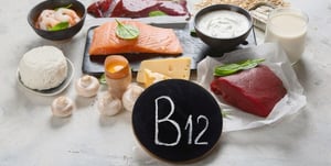 La vitamina B12, conocida también como cobalamina, vuelve a cobrar relevancia en la discusión sobre la salud del corazón. Este nutriente esencial no solo