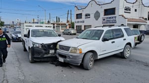 Elementos de Control de Accidentes se encargaron del peritaje.  Un fuerte choque registrado la mañana de este miércoles en la colonia Anáhuac de Monclova