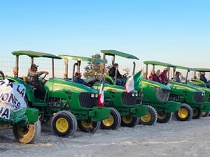 Productores agrícolas de la región de los Cinco Manantiales instalaron un plantón pacífico a un costado de la carretera federal 57, frente a la Asociación