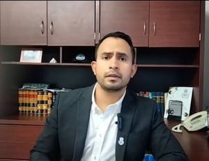 La FGE continúa la investigación del homicidio de Yoshio en Sabinas, recabando pruebas y testimonios, mientras el imputado permanece en prisión preventiva.