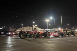 Agricultores mantienen bloqueados los cruces de carga en Ciudad Juárez, donde permanecen desde anoche mientras autoridades evalúan las afectaciones y esperan