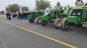 Productores de los Cinco Manantiales realizaron una manifestación pacífica junto a la carretera federal 57 para externar su desacuerdo con la iniciativa