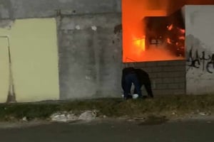 Presuntamente, el responsable trato de mitigar el frío con una fogata que se le salió de control.  Un incendio de grandes proporciones registrado durante