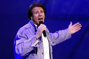 El cantante italiano Sandro Giacobbe falleció a los 75 años en su casa de Cogorno, dejando un legado de baladas románticas que marcaron generaciones en Italia