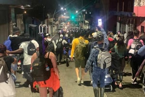 Un operativo en Tapachula permitió detener a dos hombres que ofrecían documentos falsos a migrantes y operaban una oficina gestora irregular frente