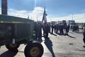 Agricultores de Chihuahua levantaron el bloqueo en los cruces internacionales de carga de Ciudad Juárez tras más de 50 horas de protesta.  Los agricultores