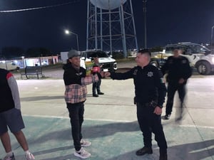   Durante recorridos de prevención en la colonia Los Montes, elementos de la Policía Municipal hicieron una pausa en sus patrullajes para convivir con un grupo