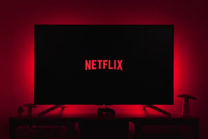 Netflix confirmó que las películas de Warner Bros. continuarán proyectándose en cines tras el acuerdo para adquirir WBD, mientras ajusta las ventanas