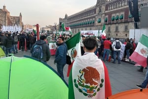Cientos de personas se concentran en el Zócalo de la Ciudad de México para festejar los 7 años de la Cuarta Transformación.  Este 1 de diciembre, el Zócalo