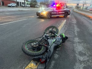 Las autoridades de Monclova se movilizaron para tomar conocimiento.  La humedad que dejó la madrugada provocó que un motociclista terminara en el suelo luego