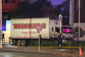 Un ataque armado contra un camión de paquetería en Culiacán reveló el hallazgo de un vehículo de lujo oculto en la unidad, desatando una investigación urgente.