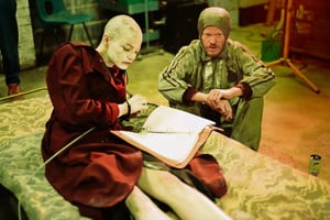 Dos nuevas comedias protagonizadas por Elizabeth Olsen y Emma Stone llegan este fin de semana a la cartelera mexicana, ofreciendo propuestas frescas, emotivas