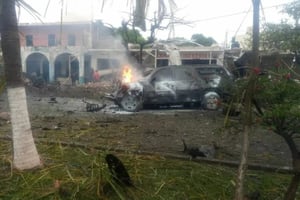 Una explosión de coche bomba en Coahuayana dejó dos muertos y siete heridos, generando daños a viviendas y comercios, además de un fuerte