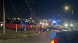 Piedras Negras, Coahuila.— Elementos de Seguridad Pública Municipal brindaron apoyo a un ciudadano cuyo vehículo quedó atascado en un predio baldío ubicado