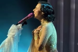 Conmovida por una fuerte ovación en Los Ángeles, Ángela Aguilar agradeció al público por apoyar su música en medio de las críticas y el ciberbullying.  Ángela