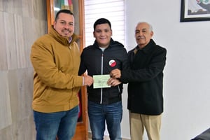      El Ayuntamiento de San Buenaventurainició la entrega de las cartillas militares a jóvenes que hicieron su trámite durante el año en curso.El
