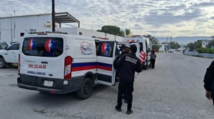 Socorristas del Grupo de Rescate y Urgencias Médicas auxiliaron a la afectada.  La mañana de este sábado se registró un accidente vial en la Zona Centro