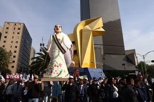 Una multitud de simpatizantes de Morena, la 'marea guinda', inundó el centro de la Ciudad de México en una marcha masiva de apoyo a la presidenta Claudia