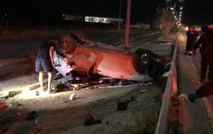 Un tráiler provocó un grave accidente. Una pareja lucha por su vida tras quedar atrapada en un auto volcado.  Un aparatoso accidente ocurrido la noche