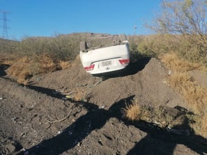 Un automóvil dio una voltereta y quedó completamente volcado en una avenida principal. Sus ocupantes resultaron ilesos.  Un vehículo Toyota Camry quedó