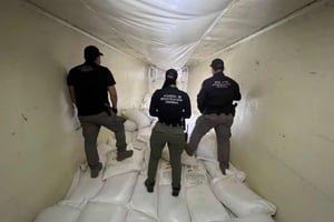 Autoridades federales detuvieron a dos personas en Los Mochis, Sinaloa, transportando 320 kilos de metanfetamina en un tractocamión refrigerado.