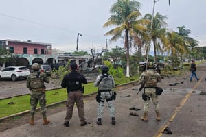 La Fiscalía General de la República reclasificó la investigación por el ataque con coche bomba en Michoacán, ahora bajo el delito de delincuencia organizada.