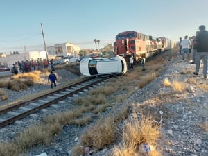 Tren impacta vehículo en la colonia Independencia  La tarde de hoy se registró un aparatoso accidente sobre las vías del ferrocarril frente a la colonia