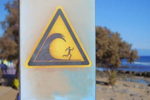 Un poderoso terremoto de magnitud 7.6 sacudió el norte de Japón, desencadenando una alerta de tsunami y órdenes de evacuación masiva.  Un terremoto de magnitud