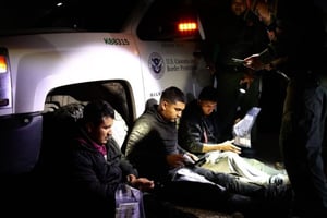 Dos operativos de la policía de Texas resultaron en el hallazgo de 23 migrantes escondidos en un camión y la incautación de 15 libras de cocaína