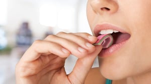 Desde que el chicle comenzó a promocionarse como un producto “funcional”, han surgido numerosos mitos sobre sus posibles beneficios y daños. No obstante,