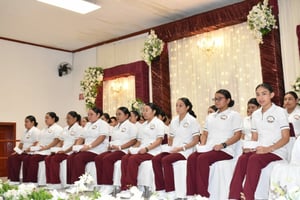La Escuela de Enfermería Región Carbonífera realizó una emotiva ceremonia donde estudiantes de tercer semestre recibieron cofias y filipinas, reafirmando