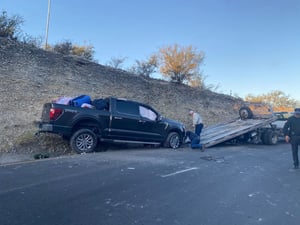 Seis personas, entre ellas dos menores, resultaron lesionadas la mañana de este martes luego de que una camioneta con placas de Texas saliera del camino
