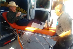 Confusión por el derecho de paso habría provocado el accidente.  Dos personas terminaron lesionadas la tarde del lunes después de que dos vehículos