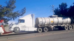 Un hombre fue detenido en la carretera Saltillo-Torreón tras detectar que transportaba 30 mil litros de combustible cuya procedencia no pudo acreditar, informó