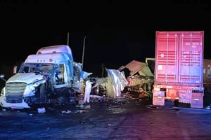 Un choque frontal entre un tráiler y una camioneta en la carretera Zacatecas–Saltillo dejó un hombre muerto, tres lesionados y un cierre total de la vialidad.