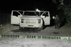 Un enfrentamiento entre grupos rivales en Tepuche, Culiacán, dejó dos muertos, dos heridos y una camioneta calcinada tras una intensa balacera con artefactos
