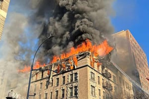 Un fuego de gran magnitud en la azotea y último piso de un edificio residencial provocó la evacuación de residentes y requirió un amplio