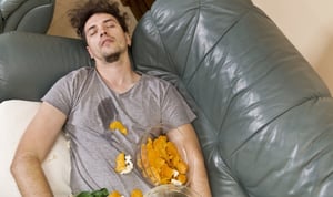 Esa sensación de somnolencia profunda que aparece después de comer en exceso, conocida popularmente como “mal del puerco”, es algo que casi todos