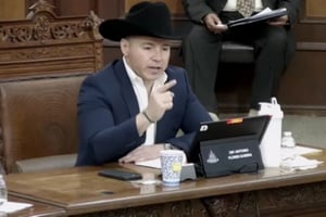 Un fuerte enfrentamiento se registró en el Congreso de Coahuila cuando el diputado Antonio Flores Guerra retó a golpes al funcionario Francisco Tobías, acusado