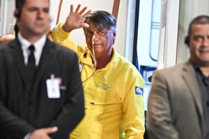 La defensa de Jair Bolsonaro solicitó a la Corte Suprema autorizar su salida de prisión para someterlo a dos cirugías urgentes debido a un grave
