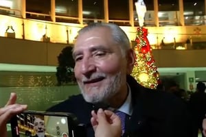 Adán Augusto López confirmó que adquirió con recursos propios miles de ejemplares del libro “Grandeza” de Andrés Manuel López Obrador, distribuidos entre todos