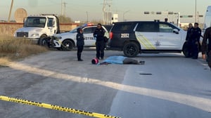 Las autoridades de Piedras Negras investigan un accidente ocurrido en el par vial Román Cepeda, en el que una mujer que se desplazaba en una motoneta perdió