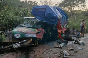 Un fuerte choque frontal entre un vehículo compacto y una camioneta con peregrinos guadalupanos dejó 12 lesionados en la carretera Muna-Opichén, movilizando